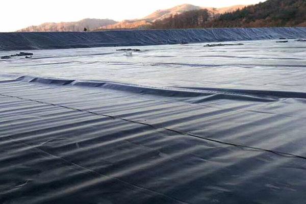 如何在鋪設(shè)土工膜時(shí)節(jié)省成本  第1張