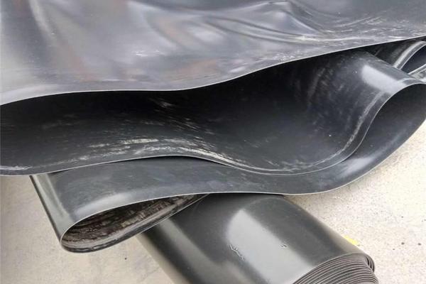 如何在鋪設(shè)土工膜時(shí)節(jié)省成本  第3張